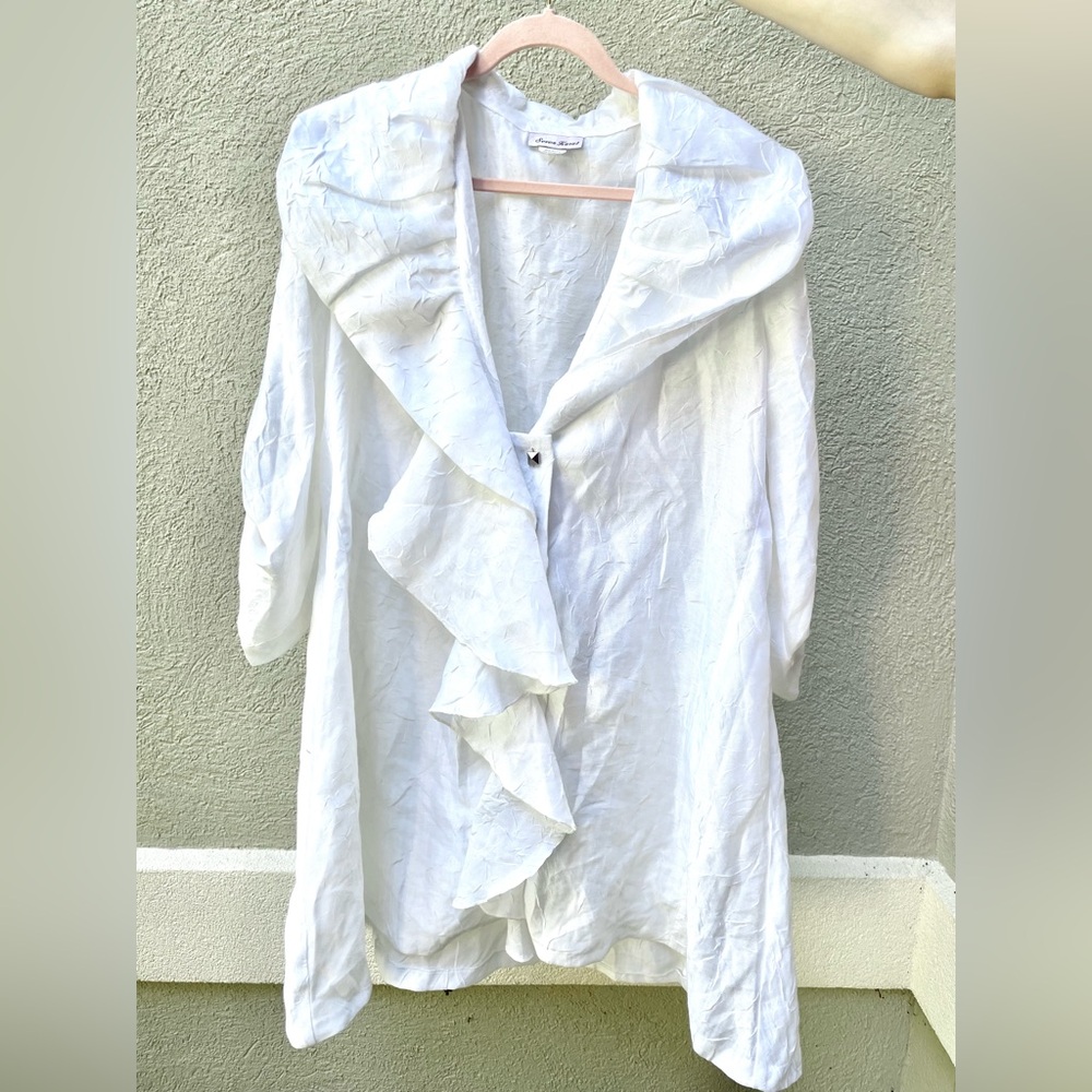 Donating on 7/23!!
Seven Karat 90s White Ruffle Collar Tunic blouse